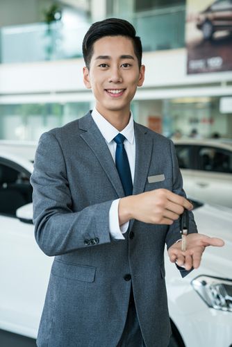 汽車4s店的年輕銷售人員